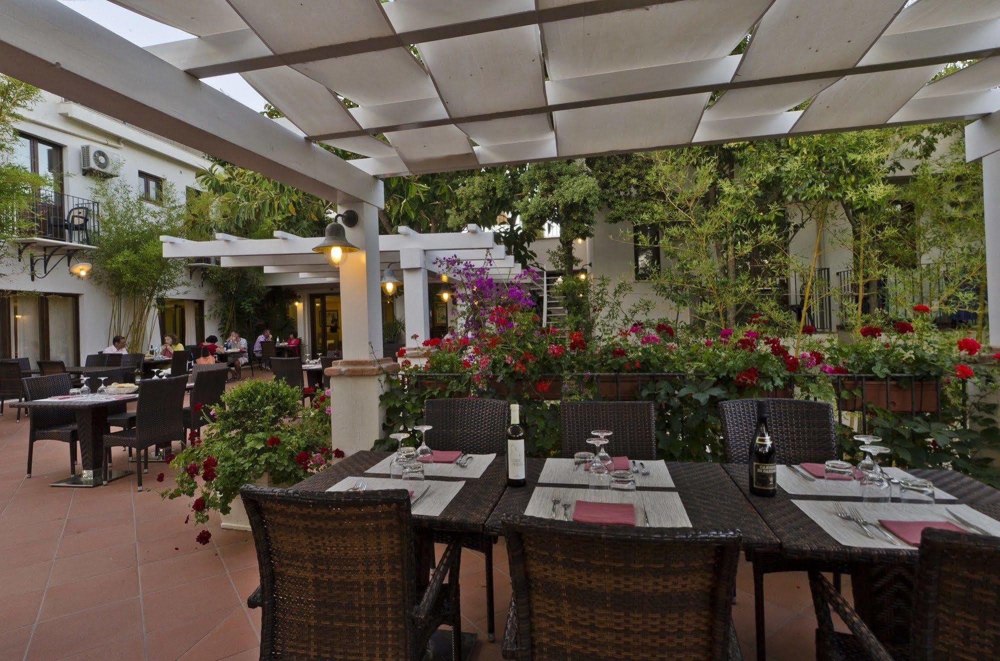 Hotel Santa Maria Santa Maria Navarrese Buitenkant foto